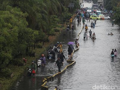 Banjir Rendam Mangga Dua, Jalan Gunung Sahari Ditutup