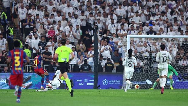 JEDDAH, SAUDI ARABIA - JANUARY 11: Raphinha of FC Barcelona scores his team's first goal during the Spanish Super Cup Final between FC Barcelona and Real Madrid at King Abdullah Sports City Hall Stadium on January 11, 2026 in Jeddah, Saudi Arabia. (Photo by Yasser Bakhsh/Getty Images)