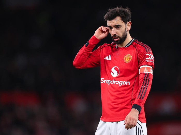 MANCHESTER, ENGLAND - JANUARY 11: Bruno Fernandes of Manchester United looks dejected during the Emirates FA Cup Third Round match between Manchester United and Brighton & Hove Albion on January 11, 2026 in Manchester, England. (Photo by Simon Stacpoole/Offside/Offside via Getty Images)