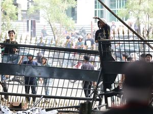 Demo di Kantor Gubernur Sulsel Ricuh, 7 Satpol PP Luka Kena Lemparan Batu