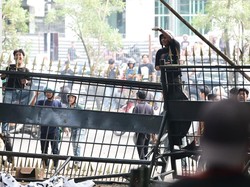 Demo di Kantor Gubernur Sulsel Ricuh, 7 Satpol PP Luka Kena Lemparan Batu