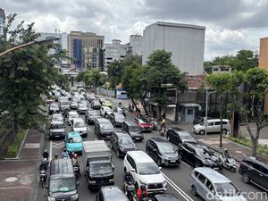 Awas! Kawasan Tunjungan Plaza Surabaya Macet Imbas Demo Buruh Pakerin