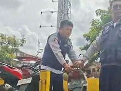 Dishub Angkut Motor yang Nekat Parkir di Kayutangan Malang