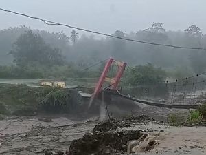 Detik-detik Jembatan dan Rumah Hanyut Diterjang Banjir di Donggala