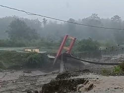 Detik-detik Jembatan dan Rumah Hanyut Diterjang Banjir di Donggala