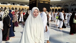 8 Inspirasi Gaya Ayana Moon Pakai HIjab Bergo hingga Pashmina Saat Umrah