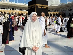 8 Inspirasi Gaya Ayana Moon Pakai Hijab Bergo hingga Pashmina Saat Umrah