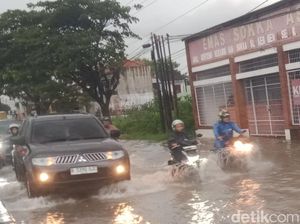 Terjang Banjir di Jalan Jogja-Solo Klaten, Sejumlah Motor Mogok