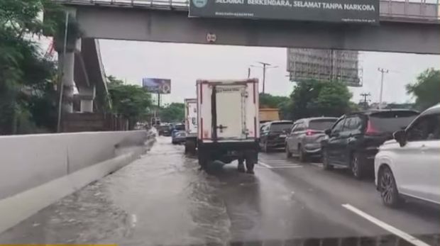 Auf der Sedyatmo-Mautstraße in Richtung Flughafen Soekarno-Hatta (Soetta), Tangerang, Banten kommt es immer noch zu Überschwemmungen. Es wurde berichtet, dass die Verkehrslage überlastet sei. (Jasamarga-Dokument)