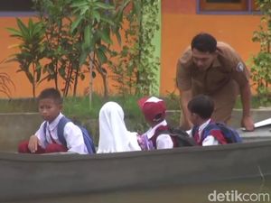 Guru SDN Jelak Catur Jemput Siswa Pakai Perahu Saat Sekolah Kebanjiran