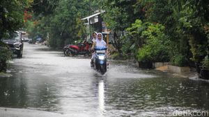 Hujan Deras Picu Banjir di Jatirahayu Pondok Melati Bekasi
