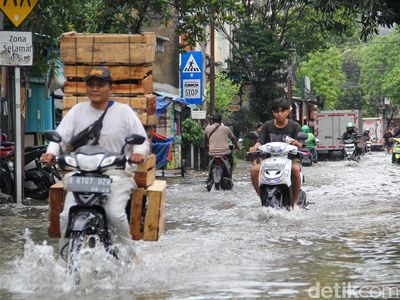 Hujan Reda, Banjir Masih Menggenang di Permukiman Pademangan Timur