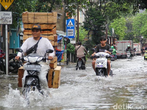 Hujan Reda, Banjir Masih Menggenang di Permukiman Pademangan Timur