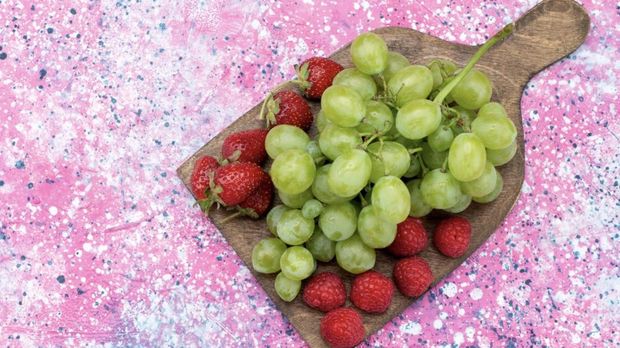 Ilustrasi buah strawberry anggur dan berry