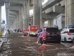 Macet di Kelapa Gading gara-gara Genangan, Ada Motor Mogok