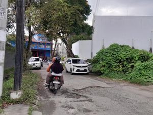 Warga Ngeluh Jalan Candi Kalasan Medan Rusak Parah-Bahayakan Pengendara
