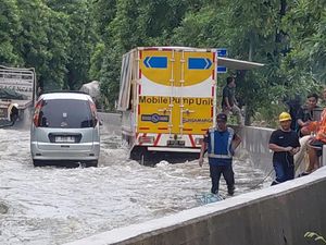 9 Unit Pompa Dikerahkan Sedot Genangan di Tol Sedyatmo