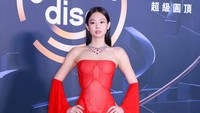 Gaya Jennie BLACKPINK Pakai Gaun Mirip Kim Kardashian di Golden Disc Awards