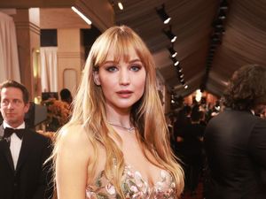 Jennifer Lawrence Bikin Pangling di Golden Globes 2026