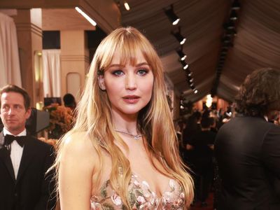 Jennifer Lawrence Bikin Pangling di Golden Globes 2026