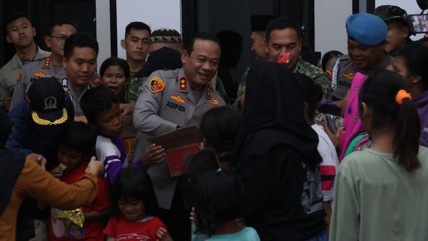 Kapolda Metro Jaya Irjen Pol Asep Edi Suheri dan Pangdam Jaya Mayjen TNI Deddy Suryadi meninjau lokasi pengungsian korban banjir di Rusun Embrio RW 04, Semper Barat, Cilincing, Jakarta Utara. (dok istimewa)
