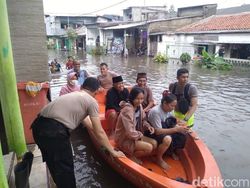Pegangsaan Dua Jakut Masih Terendam Banjir, Warga Mengungsi