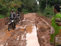Warga Keluhkan Jalan di Desa Talang Buluh Banyuasin Berlumpur Saat Hujan