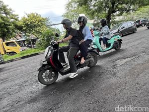 Proyek Kejar Tayang Jalan Perintis Makassar yang Rusak Parah Usai Diaspal