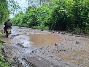 Jalan Penghubung Kecamatan di Ogan Ilir Rusak Parah