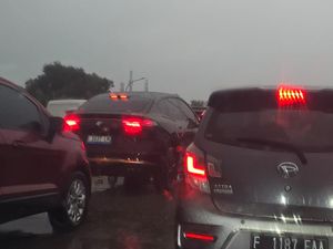 Tol Desari Macet, Kecepatan Hanya 20 Km Per Jam