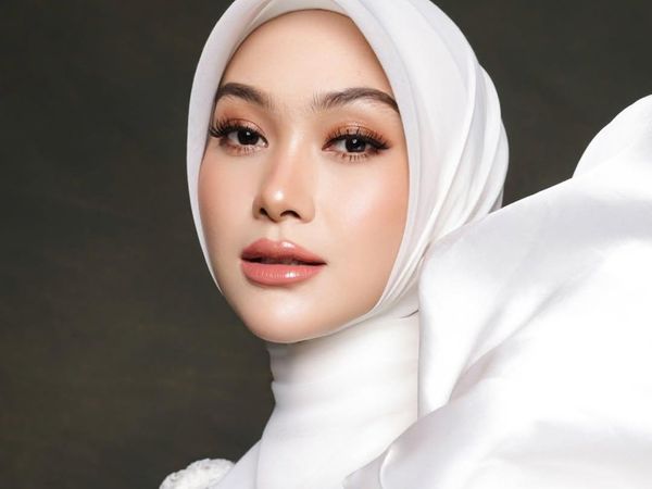 Dilamar COO Mobil Listrik, Intip Gaya Hijab Clean Look Indah Nada Puspita