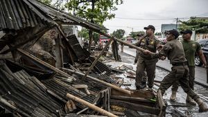 Lapak PKL Liar di Pasar Kobong Semarang Dibongkar