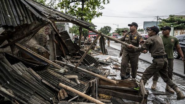Lapak PKL Liar di Pasar Kobong Semarang Dibongkar