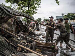 Lapak PKL Liar di Pasar Kobong Semarang Dibongkar