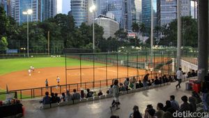 Lapangan Softball GBK Jadi Tempat Rehat Pulang Kerja hingga Piknik Warga