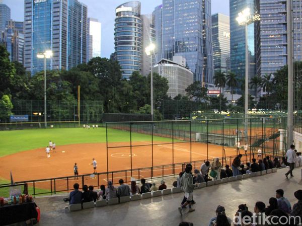 Lapangan Softball GBK Jadi Tempat Rehat Pulang Kerja hingga Piknik Warga