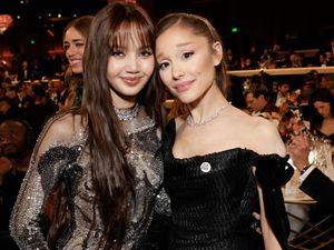 Gaya Lisa BLACKPINK di Panggung Golden Globes 2026, Reuni Bareng Ariana Grande