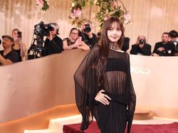 Video: Di Balik Penampilan Memukau Lisa BLACKPINK di Golden Globes 2026