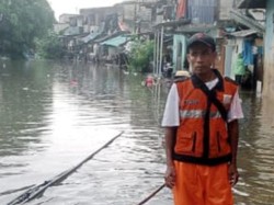 Rumah Terendam Banjir, Ratusan Warga Pademangan Timur Jakut Mengungsi