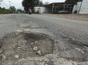 Warga Keluhkan Kerusakan Jalan Mangin Tasikmalaya