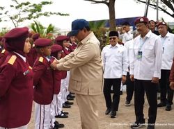 Momen Hangat Prabowo Bantu Rapikan Dasi-Baret Siswa Sekolah Rakyat