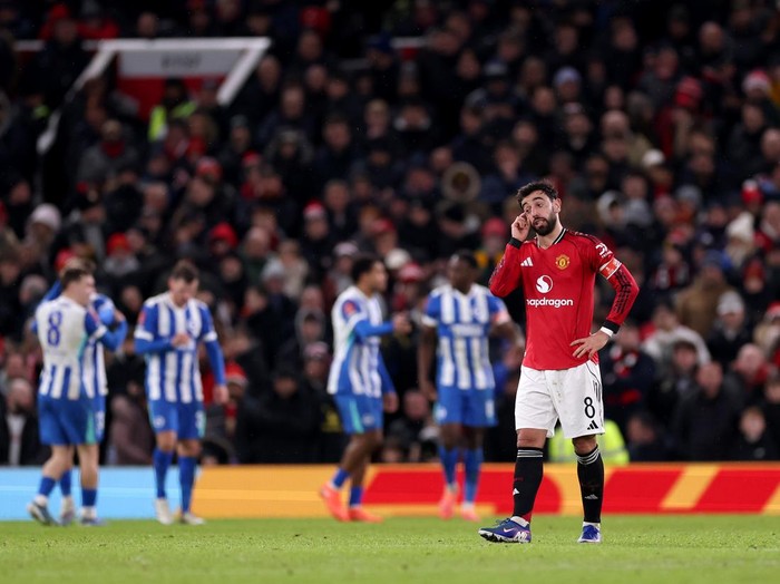 MANCHESTER, ENGLAND - JANUARY 11: Bruno Fernandes of Manchester United looks dejected after Danny Welbeck (not pictured) of Brighton & Hove Albion scores his team's second goal during the Emirates FA Cup Third Round match between Manchester United and Brighton & Hove Albion at Old Trafford on January 11, 2026 in Manchester, England. (Photo by Carl Recine/Getty Images)