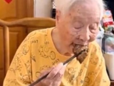 Gokil! Nenek Berusia 100 Tahun Ini Sukses Jadi Food Vlogger Viral