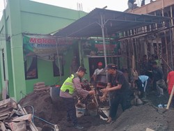 Polresta Banyumas Bareng Warga Kerja Bakti Cor Masjid MWC NU