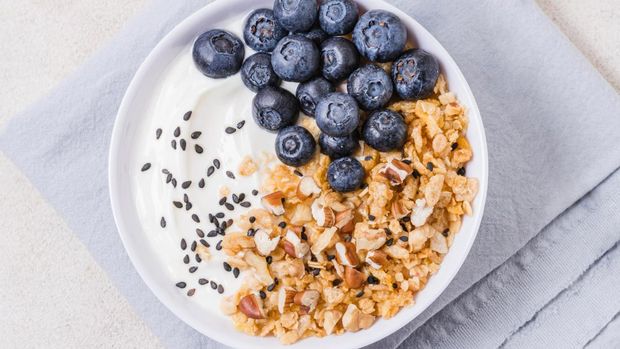 Oatmeal dengan taburan biji rami dan blueberry/Foto: Freepik.com