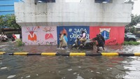 Ojek Gerobak Jadi Andalan Warga Saat Banjir Rendam Mangga Dua
