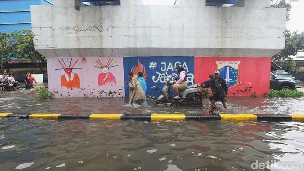 Ojek Gerobak Jadi Andalan Warga Saat Banjir Rendam Mangga Dua