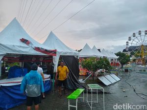 Lapak Pedagang Pasar Malam di Godean Sleman Porak-poranda Imbas Hujan Angin