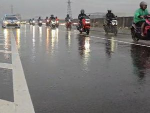 Video Ratusan Motor Masuk Tol Tarumajaya ke Priok Imbas Arteri Bekasi Banjir