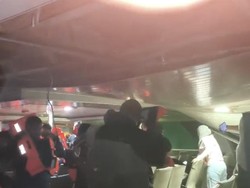 KMP Nuku Dihantam Ombak di Perairan Kendari, Penumpang Panik Pasang Pelampung